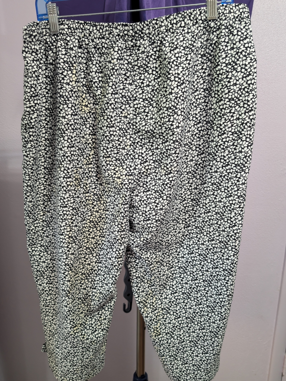 Kim Rogers Black and White Tiny Petal Print Capris - Picture 2 of 3
